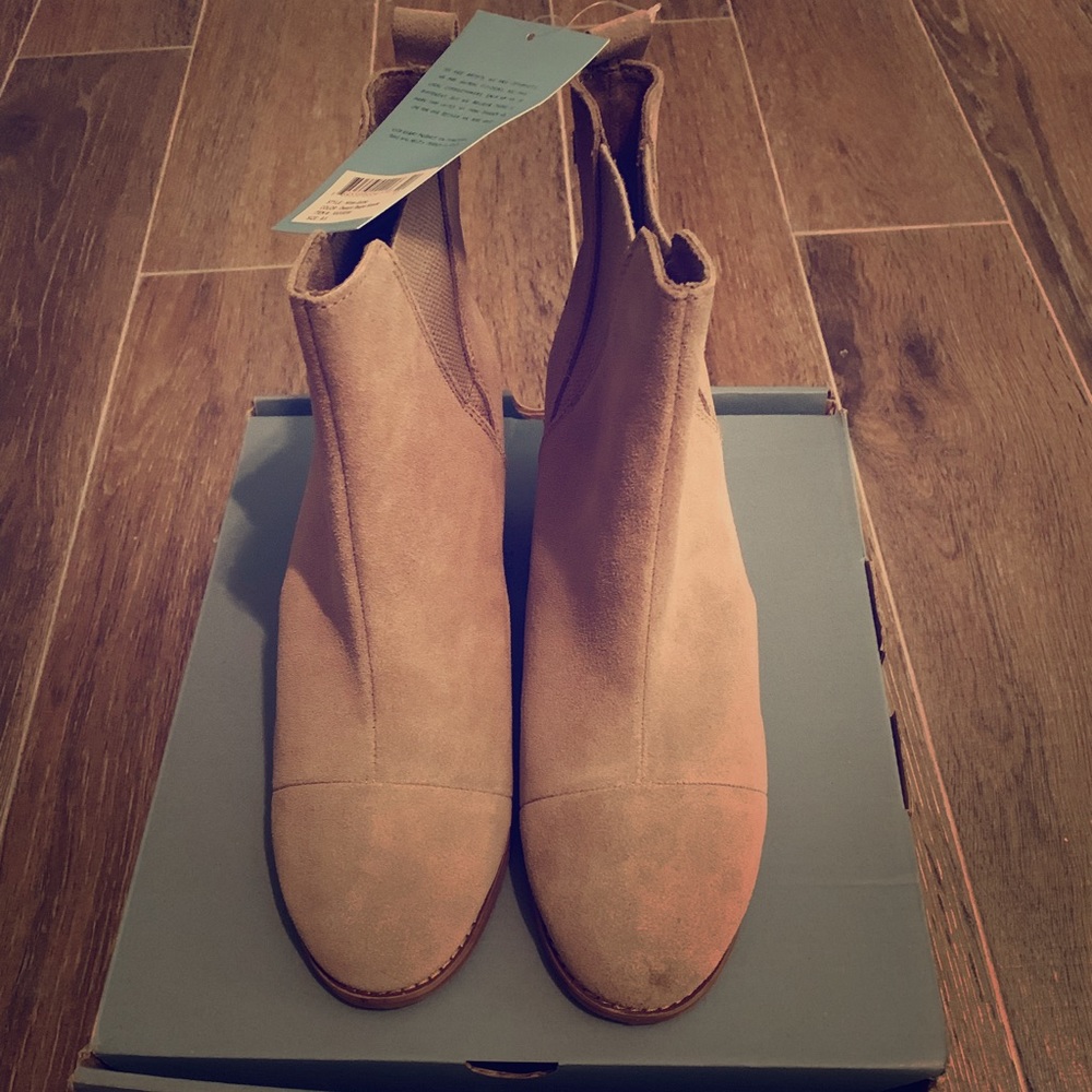 NWT Women’s Toms 8.5 Suede Booties